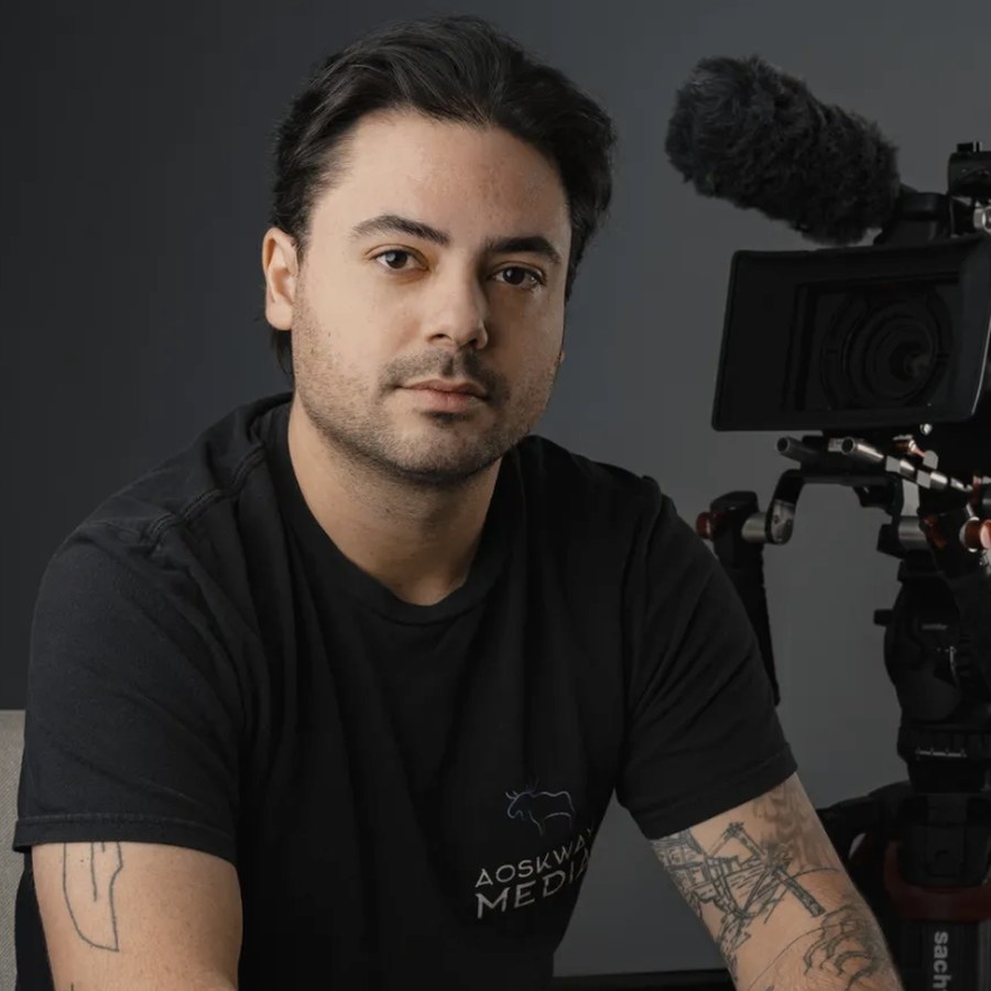 Brad Gros-Louis, réalisateur du film, avec sa caméra